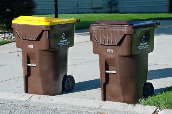 What's the only difference between the two carts? The YELLOW lid, which identifies it as the cart for RECYCLING.